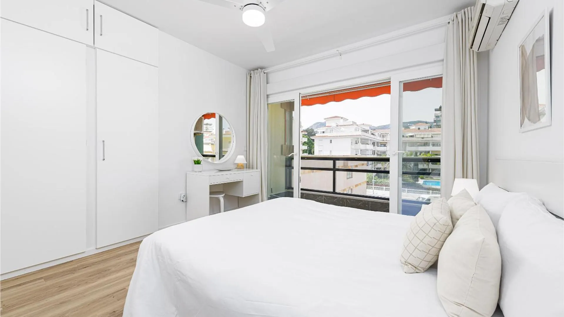 Amazing Carihuela View & Parking Apartment Torremolinos