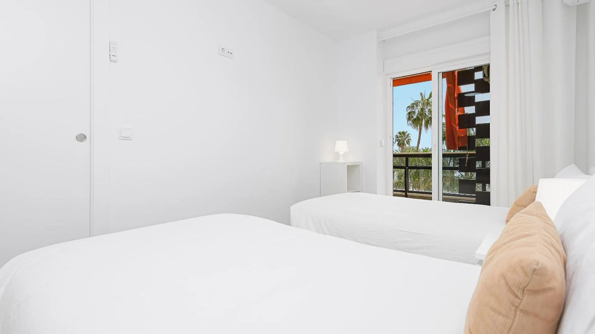 Amazing Carihuela View & Parking Apartment Torremolinos